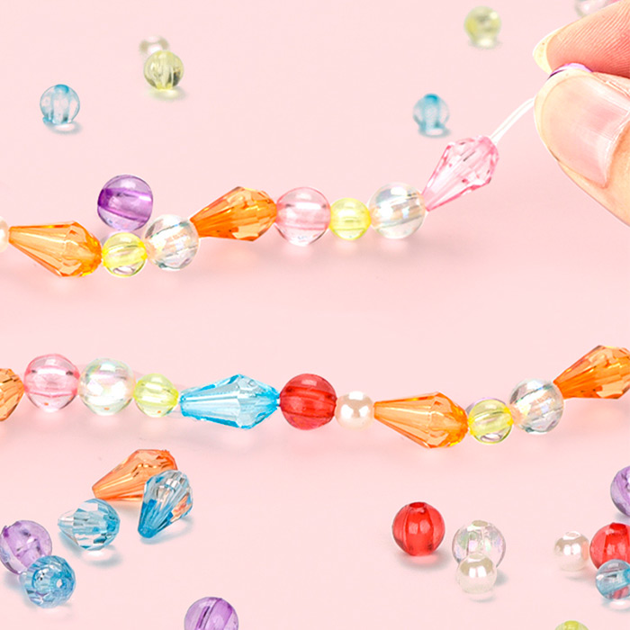 Questo ricco set di pendenti contiene 6 design, 6 colori diversi, 6 catene per pendenti, 1 pinzetta, 1 confezione di diamanti, 1 confezione di perline colorate e 1 corda più lunga!