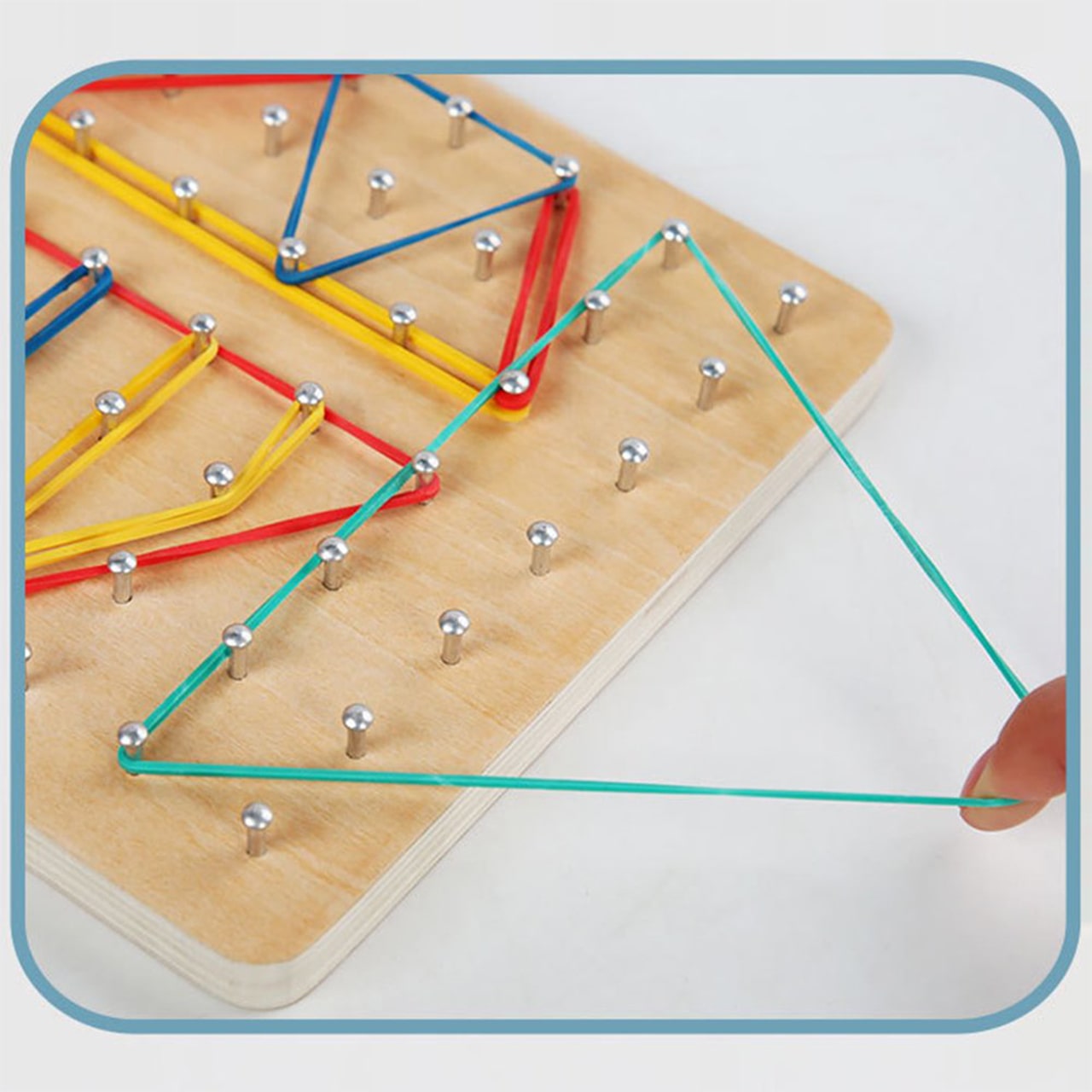 Il gioco di mente include una tavola di legno con chiodini, carte con personaggi disegnati, elastici e una campanella da suonare dal giocatore che finisce per primo!