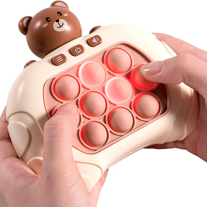 Questo giocattolo interattivo permette 4 giochi diversi: reazioni rapide, memoria, velocità, gioco a 2 giocatori!