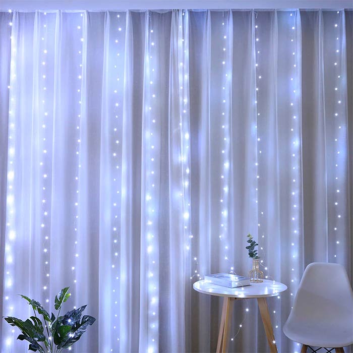 La tenda di luci a LED è perfetta per Capodanno ma è adatta anche per altre occasioni durante il resto dell'anno: party, compleanni, decorazioni per la casa, abbellimento del giardino o della terrazza...