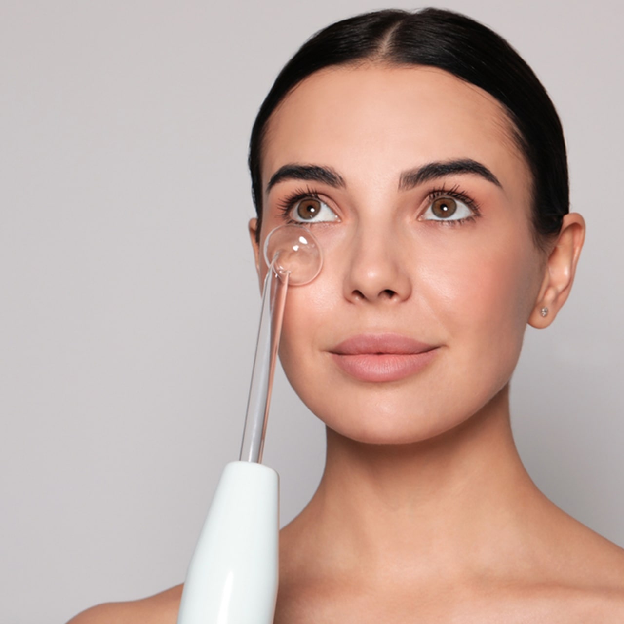 Questo dispositivo professionale con 4 diversi attacchi aiuta a eliminare l'acne, migliorare la circolazione del cuoio capelluto e rendere la pelle più liscia!