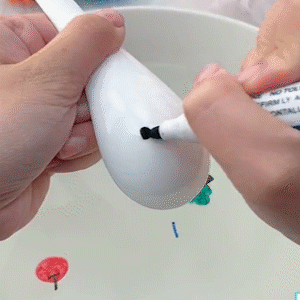 Disegna motivi divertenti che galleggeranno sull'acqua