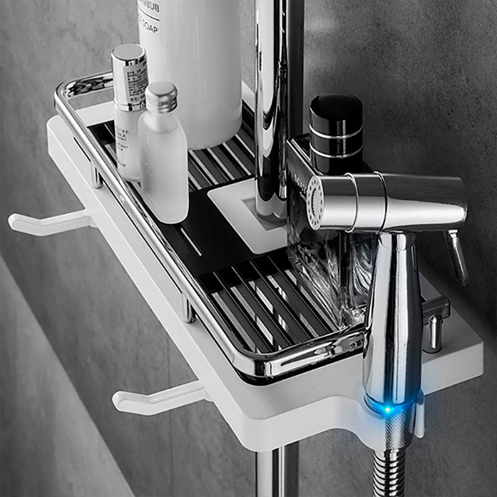 Spazioso abbastanza per tutti gli accessori per il bagno.