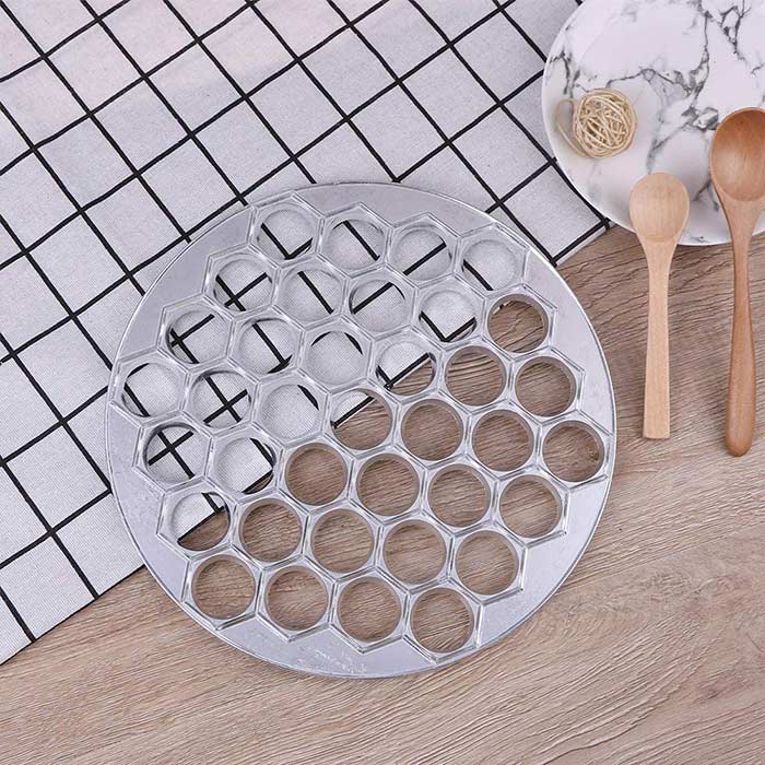 Con lo stampo per pasta ripiena fatta in casa si possono realizzare fino a 37 ravioli ripieni!