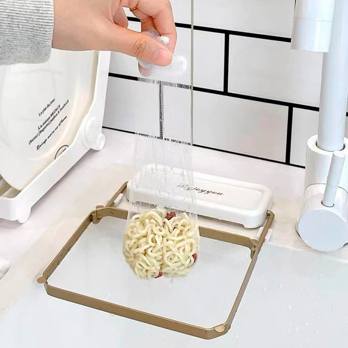 WasteStrainer, un supporto con rete da posizionare sul lavello della cucina - Image 5